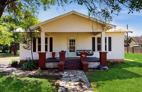 Walkable 1900s Home with Porch in Downtown Buda - Foto 17