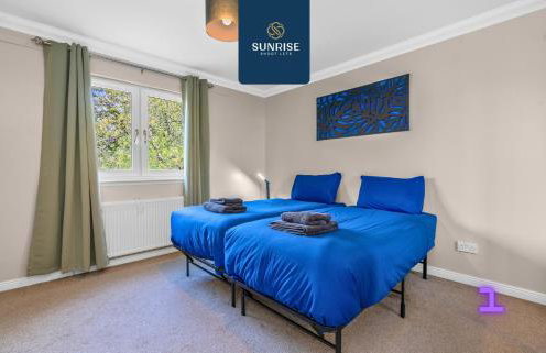 Muirton House 2 - INVOICE and REDUCED PRICE only via SUNRISE SHORT LETS DUNDEE, SLEEPS 8 has 4 Twin Bedrooms with 4 Car Parking, 2 Baths, 5 Smart TV, Fully Equipped, Garden, Free WiFi, and ONLY 9 Mins to STANNERGATE Ports - Foto 54