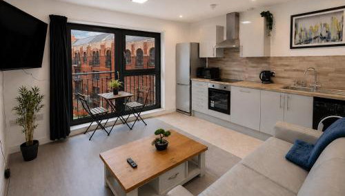 Sidemersey Livings - Relaxing Central Tailored Apartment with Free Parking, French Balcony - Photo 1