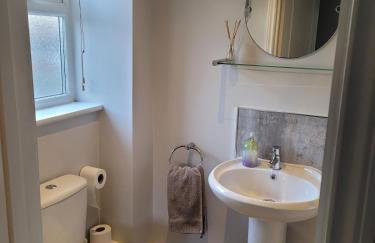 Detached luxury 5 bed house, lanscaped garden, fire pit, parking, can sleep families or workers - Foto 19