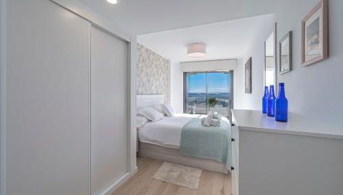 One80 Residences New corner Apartment with amazing sea view to Gibraltar & Africa - Photo 2