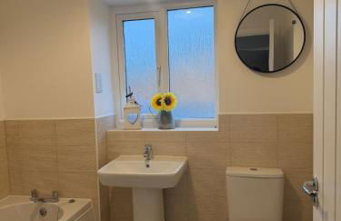 Luxury Contractor 4 Bed Home Sleeps 8 Cardiff Airport Parking - Foto 24