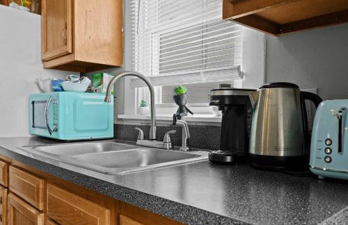 Cozy Downtown Stay w Private Backyard & Parking - Foto 19