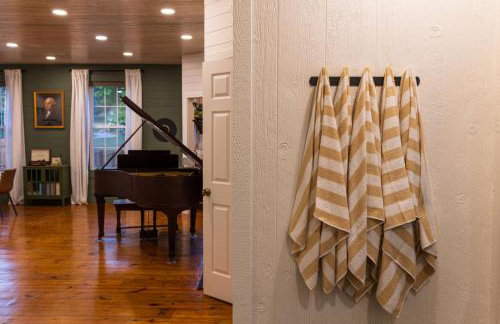 Cozy Spring Night HotTub Firepit PetFriendly Patio - Foto 21