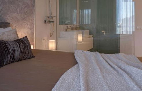 Serene hideaway, luxurious 2-bedroom penthouse apartment in the exclusive Paraíso Pueblo - Photo 16