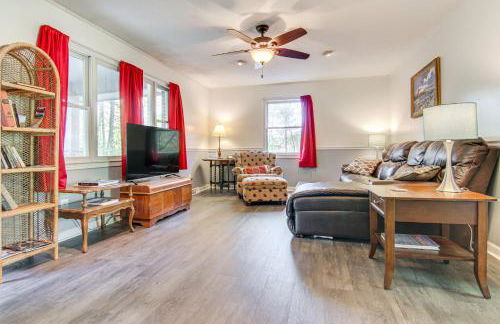 1 Mi to Pisgah Natl Forest Wooded Haven with Deck - Foto 5