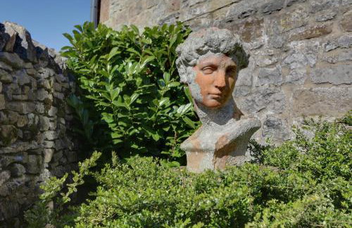 Romantic four poster Cottage private outdoor Hot Tub & Sauna at Harthill Hall plus private daily use of indoor pool and sauna 1 hour per day - Photo 15