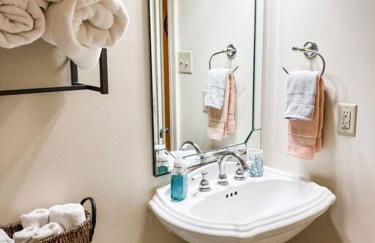 Pet Friendly Tranquil Cottage with Fire-Pit & Hot Tub Minutes to BEACHES - Foto 17