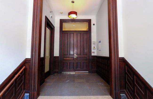 Maverick Suites at 245 Newbury St - Photo 2