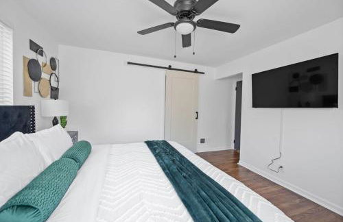 Luxury 5BR Cincinnati, Sleeps 12, Crib, Home Gym, Fenced Backyard - Foto 12