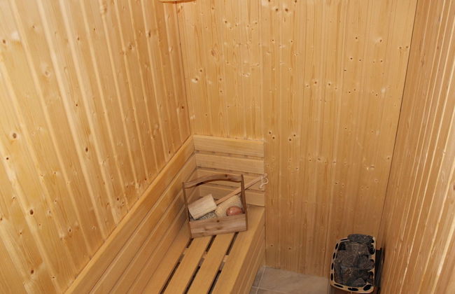 Chic Home With Sauna - Photo 25