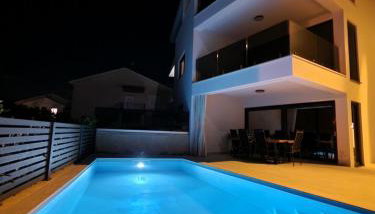 Luxury apartment Marco Polo with a private swimming pool with salt sea water - Photo 2