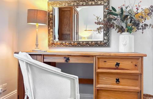 The Parlour - Photo 9