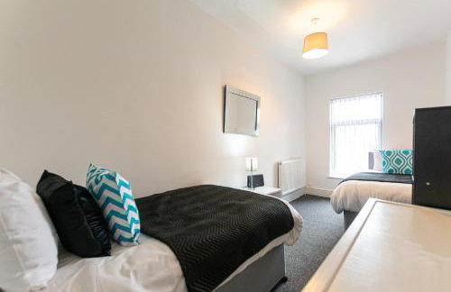 Comfy 2BR Home in Leigh Ideal for Families & Work Stays Sleeps 4 - Photo 8
