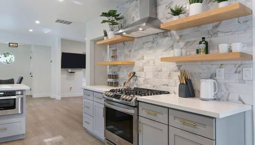 East Sac Getaway, Walking Distance to Hospitals - Photo 3