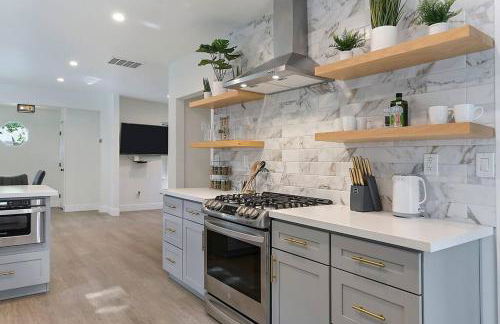 East Sac Getaway, Walking Distance to Hospitals - Photo 3