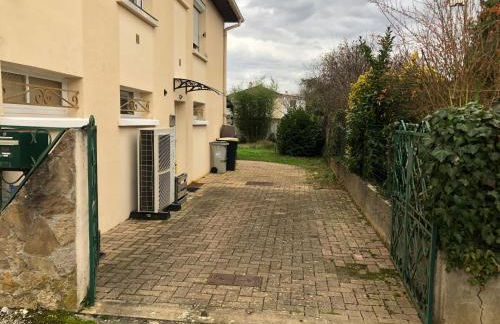 Studio de charme pour séjour tranquille à deux - Groupama Stadium - LDLC Aréna - Fiducial Astéria - Eurexpo - Aéroport St Exupéry - Base nautique du Grand Large - Foto 24