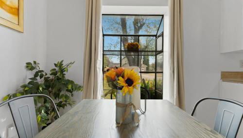 Large Fenced Yard near Midtown- Shamrock Stay - Foto 4