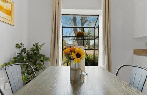 Large Fenced Yard near Midtown- Shamrock Stay - Foto 4