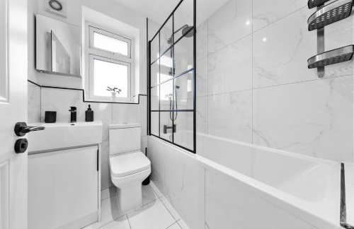 AC & Private Drive Stylish 4BR 5 Beds 8 Guests Wifi And Parking - Photo 43