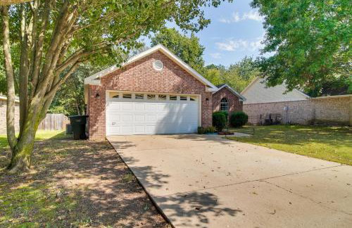 Charming Arkansas Retreat with Deck, Near Downtown! - Foto 24