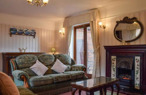 Glossoms Lodge - Photo 5