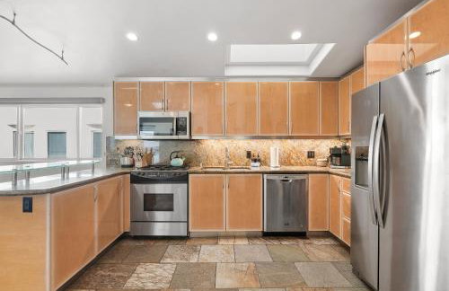 Stunning Oceanfront Boardwalk Condo - Spa, Steps2Beach, Parking & Fast Wifi! - Foto 29