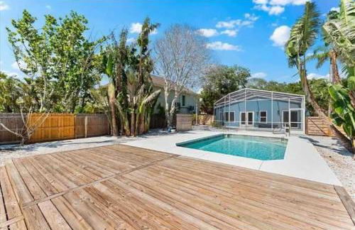 Blue Lagoon Hideaway 3BR Coastal Chic Retreat - Photo 59