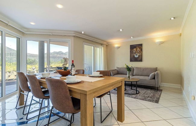 Beachfront Villa, Beach Club, Houtbay - Photo 23