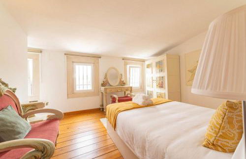Charming Classic-Rustic Retreat in Historic Lisbon - Photo 9