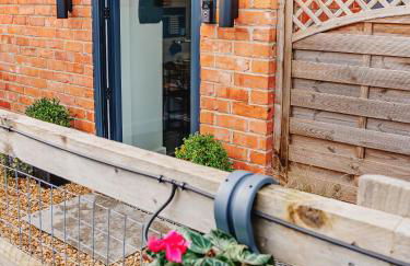 Cottage with Hot Tub - near Cheltenham and Tewkesbury - Photo 5