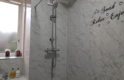 Vauxhall Central - Spacious 3-Bed Serviced Apartment- Balcony-Free Parking - Lift - Sleeps 7 - Foto 12