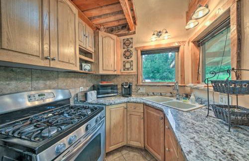 Private Deck and Mtn Views Family Getaway in Eureka - Foto 9