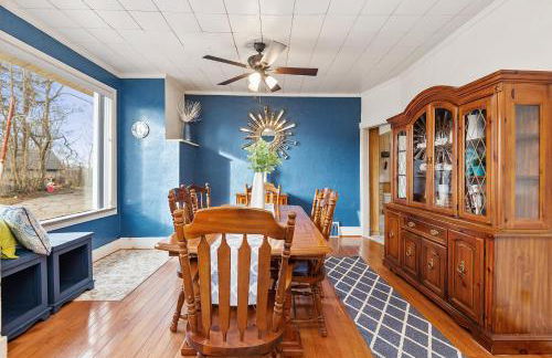 Cheerful 4BR Chalet with Seasonal Pool, Hot Tub - Foto 11