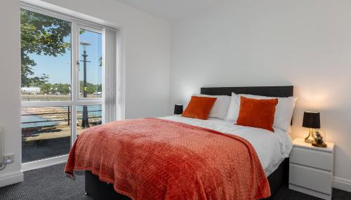 Waterfront 2 Bed Apartment - Free Parking & Wi-Fi - Foto 2