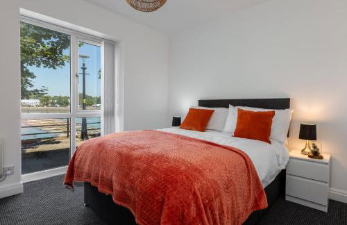 Waterfront 2 Bed Apartment - Free Parking & Wi-Fi - Foto 2