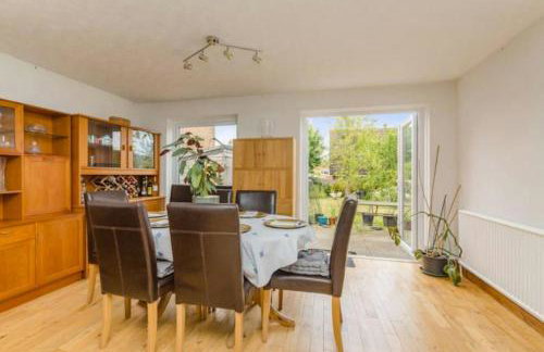 Spacious 5 Bedroom 11 Guest Family House in Horsham - Photo 31