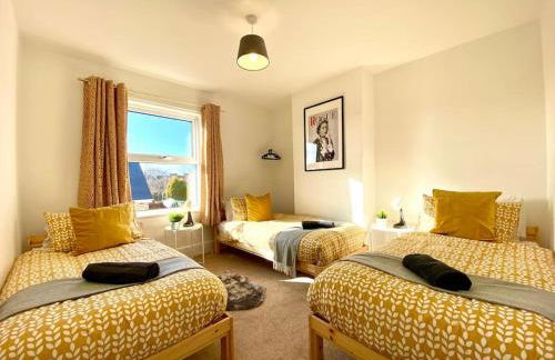 Spacious 3 Bedroom House - 5 Minutes to the nearest Beach! - Great Location - Garden - Parking - Fast WiFi - Smart TV - Newly decorated - sleeps up to 7! Close to Poole & Bournemouth & Sandbanks - Foto 8