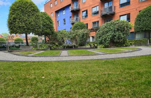 Stylish 2-Bed Apartment, Free Parking, Walk to Hospital & Uni - Foto 39