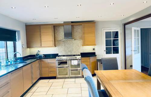 Riverside 4 Bedroom House Wraysbury Staines - Foto 11