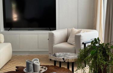 Marbella Bliss - Luxury 4-Bedroom VILLA with Garden, Private POOL & Jacuzzi, Marbesa near- 5 min to the Cabopino Beach - Photo 21