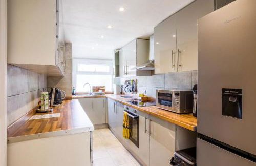 4 bedroom house with Garden, Parking & 3 mins Walking Distance from Train Station - Photo 12