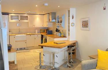 Reduced rates for this month! Beautiful cottage, 3 stories high with upstairs courtyard and set in an amazing location! The fantastic newly developed Town Mill with restaurants and craft shops on your doorstep Also only 2 minutes to the sea! , Sleeps 4 - Photo 11