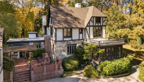 Stylish Mountain Retreat with Sunroom and Pergola - Foto 2