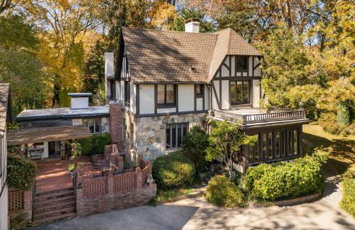 Stylish Mountain Retreat with Sunroom and Pergola - Foto 2