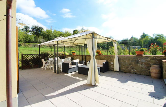 Stunning Private Villa for 4 Guests With Wifi, Private Pool, TV, Veranda, Pets Allowed and Parking - Photo 13