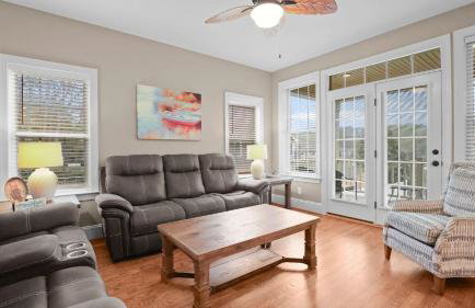 Sleeps 22, Lakefront w/ Private Dock & Pool, 2 Houses Lake Living by Avantstay - Foto 46