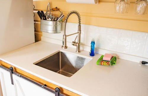 Cottage 11 - Double Queen Beds plus Child Loft w 2 Twins Private Bath & Kitchenette Pets Allowed Fee applies - Photo 10