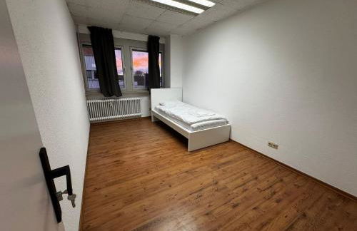 D1 Frankfurt 230m2 - 7 Einzelzimmer mit 2 Parkplätzen - Foto 3