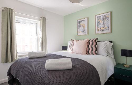 Our latest stunning property by Our Home Short Stays free parking super fast WiFi large back garden and crisp hotel white linen - Foto 9